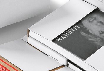 Preview: ColomPac Universal-Versandverpackung 298 x 205 x -85mm mit doppeltem Selbstklebeverschluss & Aufreißfaden weiß