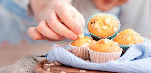 Preview: 160x Muffinkapseln Gebäckkapseln Blau mit weißen Punkten Ø 50 x 30 mm