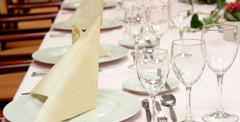 Preview: 1000x Servietten Airlaid 40x40cm 1/4 -Falz mit Rosenmuster weiß