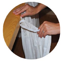 Preview: 1 Rolle Tischskirting Tischverkleidung selbstklebend Airlaid 4m x 72cm weiß